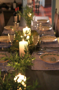 winter holiday table   source: Apartment Therapy / Pinterest